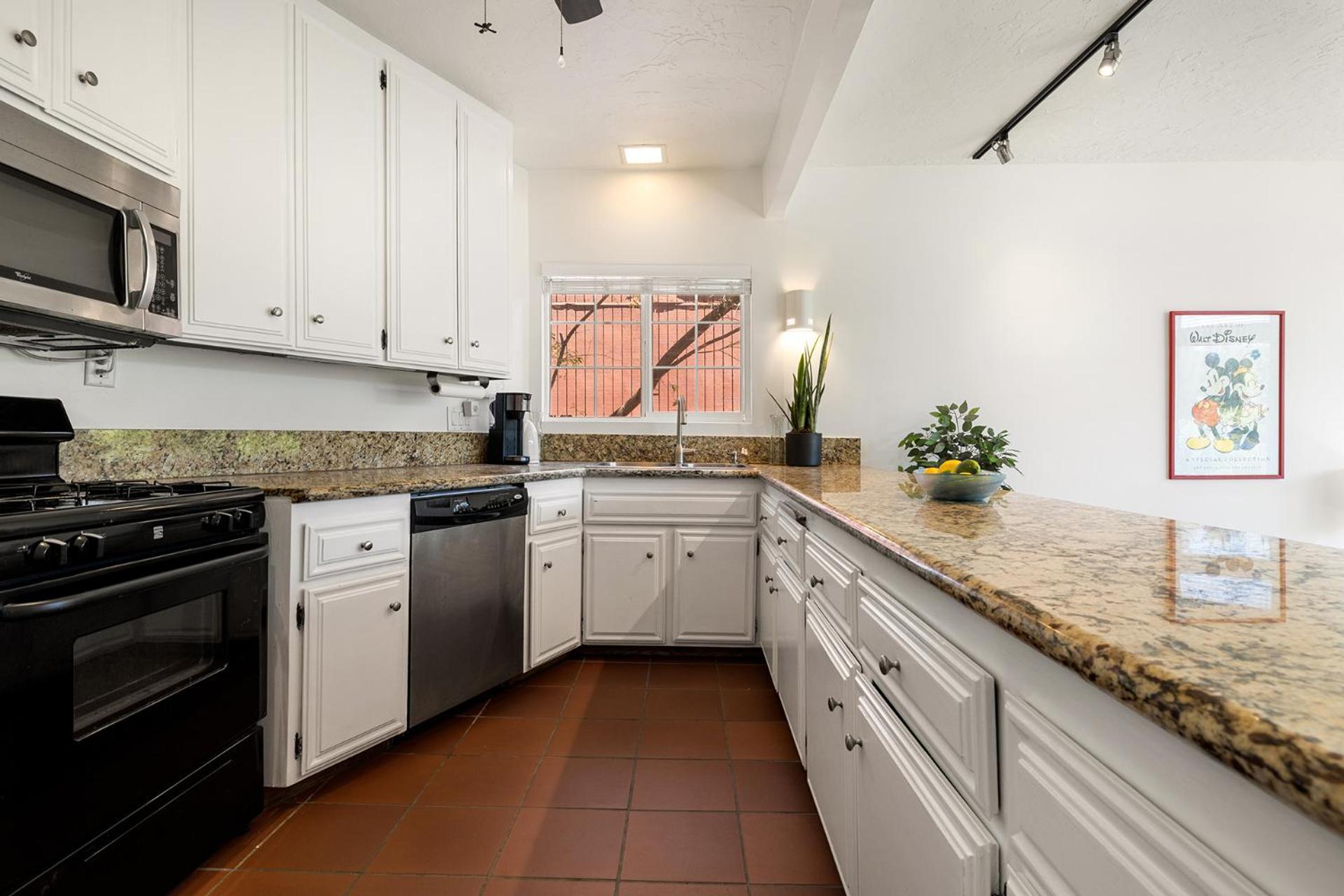 Hollywood Hills Retreat W Sweeping Views 2 Bd 2 Bt *