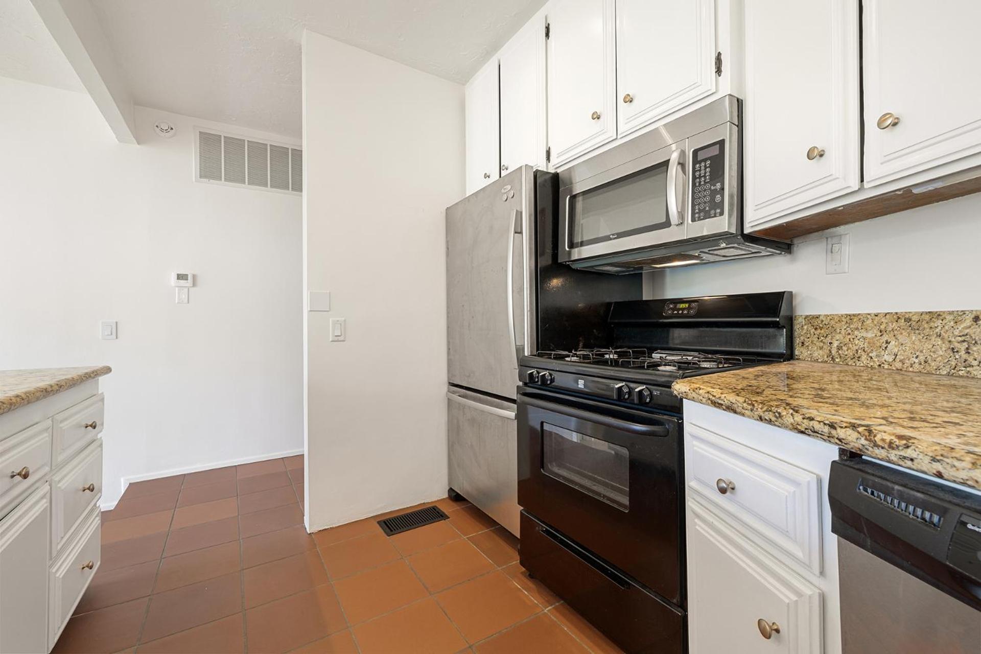 Hollywood Hills Retreat W Sweeping Views 2 Bd 2 Bt Casa de férias Los Angeles
