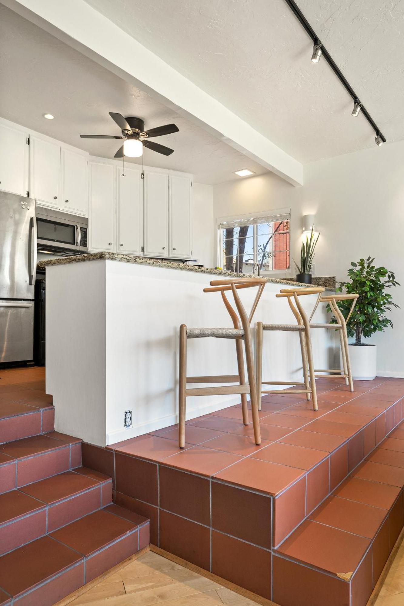 Hollywood Hills Retreat W Sweeping Views 2 Bd 2 Bt Los Angeles